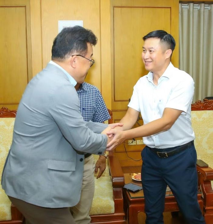 Ông Park Jong Hyun, Chủ tịch Hội Nhà báo Hàn Quốc và ông Nguyễn Hoàng Nhật Phó Trưởng ban Nhân Dân điện tử - Báo Nhân Dân.