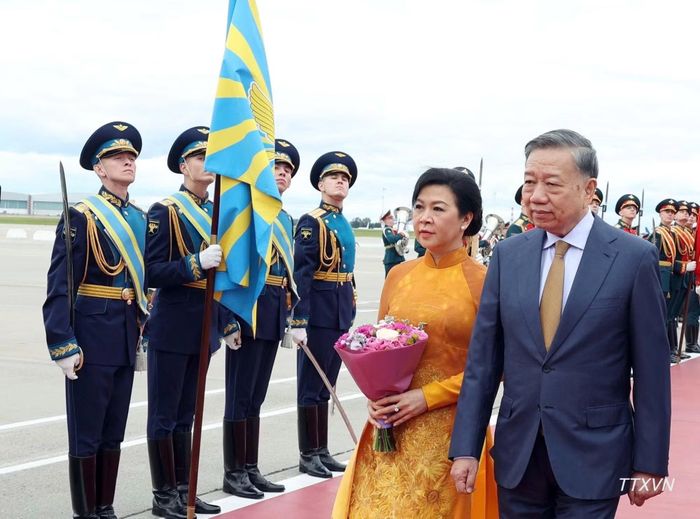 Tổng Bí thư, Chủ tịch nước Tô Lâm và Phu nhân duyệt đội danh dự, tại lễ đón ở sân bay Vnukovo, Moskva. (Ảnh: Thống Nhất – TTXVN)