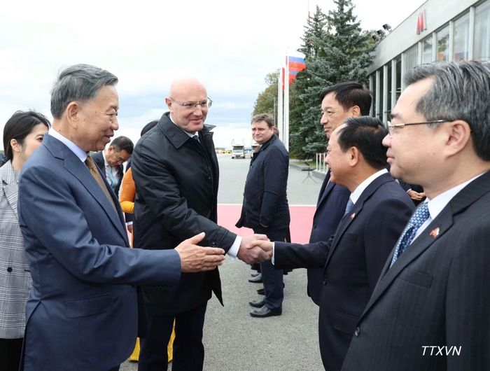 Tổng Bí thư, Chủ tịch nước Tô Lâm giới thiệu thành viên đoàn cấp cao Việt Nam với Phó Thủ tướng Nga Dmitry Chernyshenko, tại lễ đón ở sân bay Vnukovo, Moskva. (Ảnh: Thống Nhất – TTXVN)