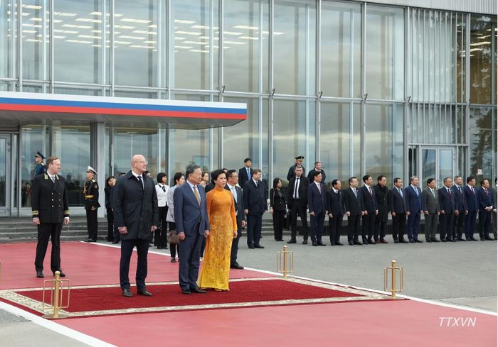 Phó Thủ tướng Liên bang Nga Dmitry Chernyshenko chủ trì lễ đón Tổng Bí thư, Chủ tịch nước Tô Lâm và Phu nhân tại sân bay Vnukovo, Moskva. (Ảnh: Thống Nhất – TTXVN)