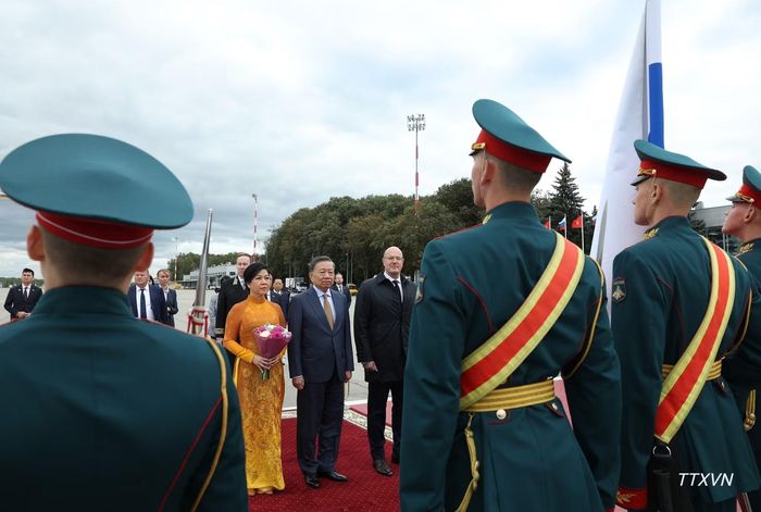 Lễ đón Tổng Bí thư, Chủ tịch nước Tô Lâm và Phu nhân tại sân bay Vnukovo, Moskva. (Ảnh: Thống Nhất – TTXVN)