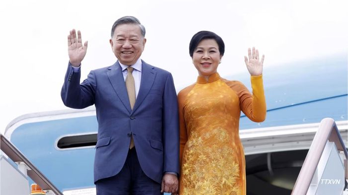 Tổng Bí thư, Chủ tịch nước Tô Lâm và Phu nhân đến sân bay Vnukovo, Moskva. (Ảnh: Thống Nhất – TTXVN)