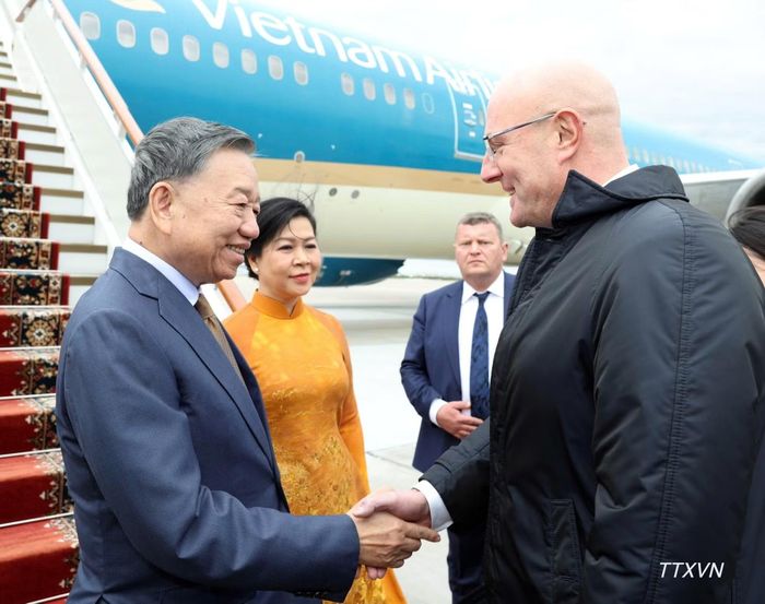 Phó Thủ tướng Nga Chernyshenko đón và chào mừng Tổng Bí thư, Chủ tịch nước Tô Lâm cùng Phu nhân tại chân cầu thang máy bay ở sân bay Vnukovo, Moskva. (Ảnh: Thống Nhất – TTXVN)