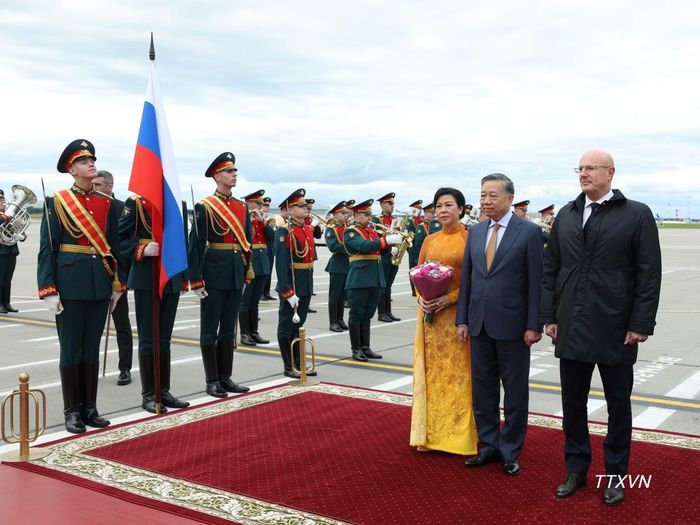 Phó Thủ tướng Liên bang Nga Dmitry Chernyshenko chủ trì lễ đón Tổng Bí thư, Chủ tịch nước Tô Lâm và Phu nhân tại sân bay Vnukovo, Moskva. (Ảnh: Thống Nhất – TTXVN)