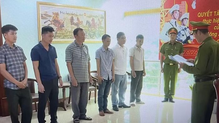 Phòng Cảnh sát kinh tế Công an tỉnh Đắk Lắk thi hành các quyết định khởi tố vụ án, khởi tố bị can. (Ảnh: CTV)