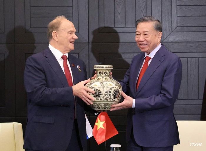 Tổng Bí thư, Chủ tịch nước Tô Lâm tặng quà Chủ tịch Đảng Cộng sản Liên bang Nga Gennady Zyuganov. (Ảnh: Thống Nhất - TTXVN)