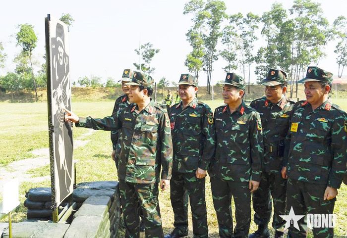 Đại tướng Nguyễn Tân Cương, Ủy viên Trung ương Đảng, Ủy viên Thường vụ Quân ủy Trung ương, Tổng Tham mưu trưởng, Thứ trưởng Bộ Quốc phòng kiểm tra kết quả bắn súng tại Hội thao cơ quan chiến lược năm 2026. Ảnh: TUẤN HUY