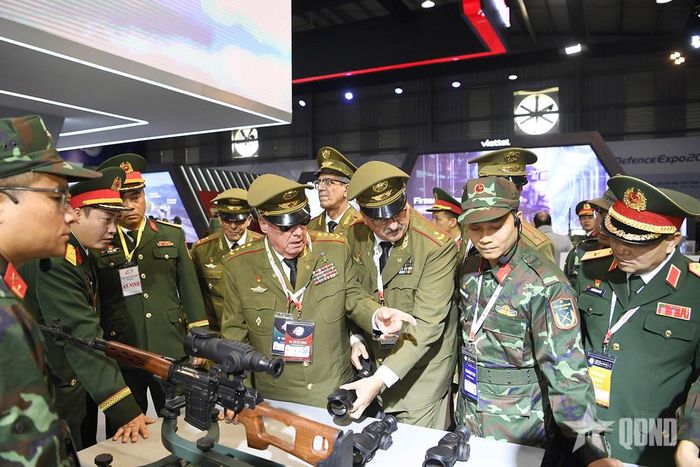 Các đại biểu quốc tế tham quan sản phẩm tại Triển lãm Quốc phòng quốc tế Việt Nam 2024.