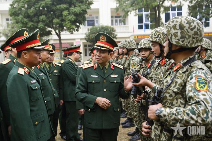 Đại tướng Nguyễn Tân Cương, Ủy viên Trung ương Đảng, Ủy viên Thường vụ Quân ủy Trung ương, Tổng Tham mưu trưởng, Thứ trưởng Bộ Quốc phòng kiểm tra Binh chủng Đặc công thực hiện nhiệm vụ bảo vệ Đại hội Đảng lần thứ XIV.