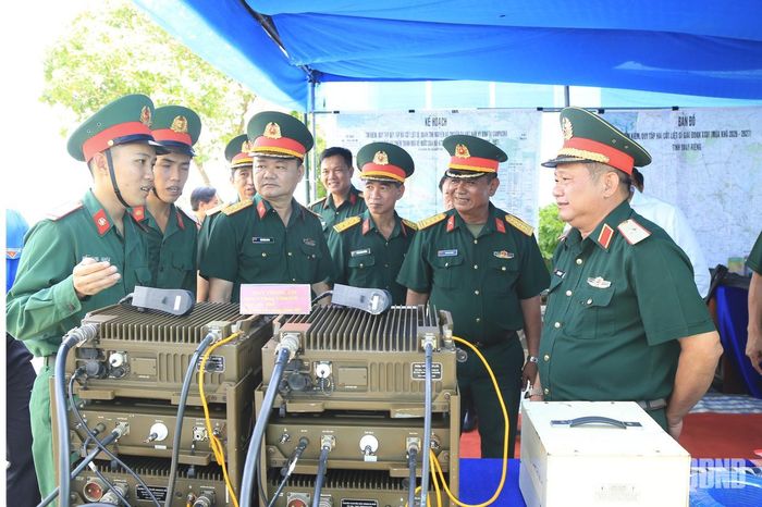  Thủ trưởng Quân khu 7 kiểm tra công tác chuẩn bị của Đội K73 trước khi lên đường làm nhiệm vụ tìm kiếm, quy tập hài cốt liệt sĩ.