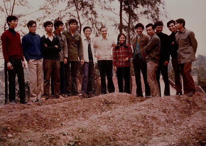  Nhóm kỹ sư chế tạo máy tính VT80 và chuyên gia tin học người Pháp tại Núi Cung năm 1977. Ảnh tư liệu do Tiến sĩ Nguyễn Chí Công cung cấp 