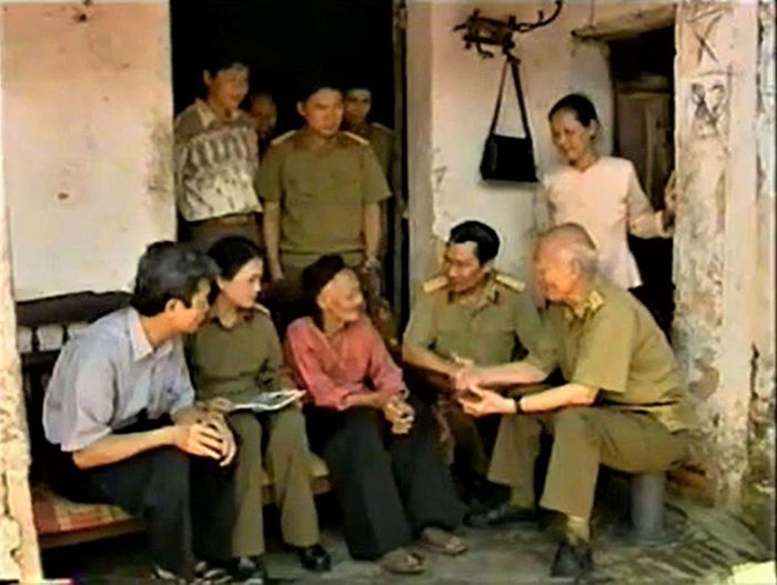  Đoàn công tác trò chuyện với mẹ Dương Thị Diệp. Ảnh do nhân vật cung cấp  