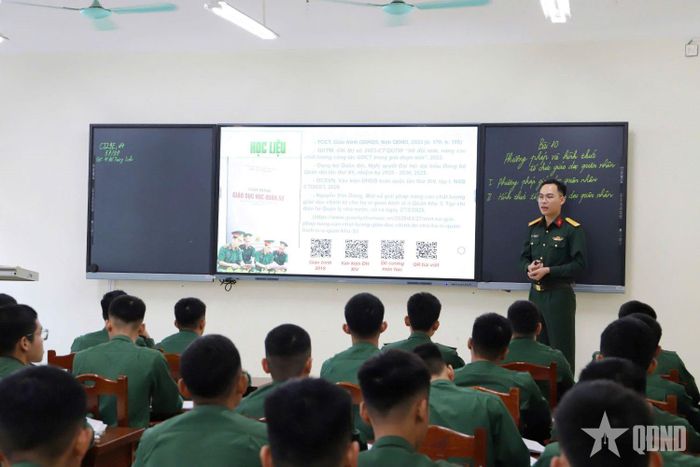 Đại úy Đỗ Trung Linh, giảng viên Khoa Sư phạm Quân sự, Trường Sĩ quan Chính trị thực hành giảng bài ứng dụng công nghệ số.