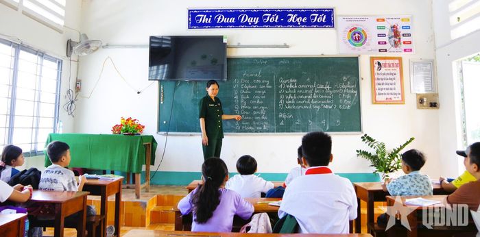 Một buổi học tiếng Anh do trí thức trẻ tình nguyện Đoàn Kinh tế-Quốc phòng 959 lên lớp.