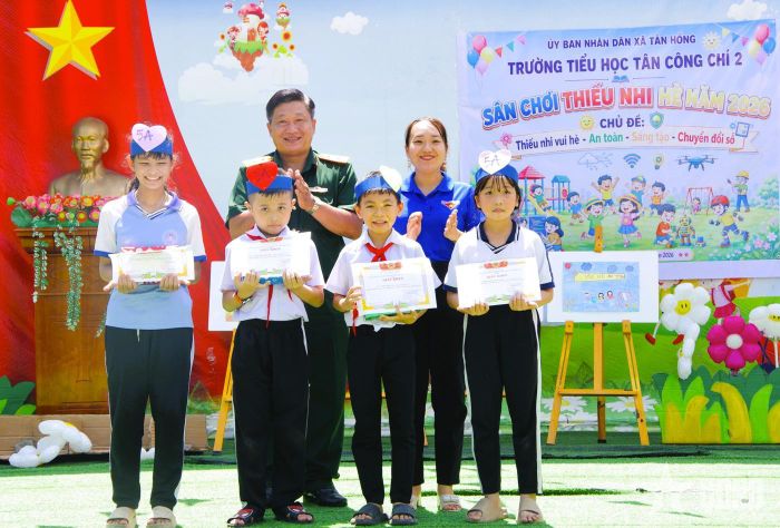 Cán bộ Đoàn Kinh tế-Quốc phòng 959 trao thưởng cho các em đoạt giải khi tham gia sân chơi thiếu nhi hè năm 2026.