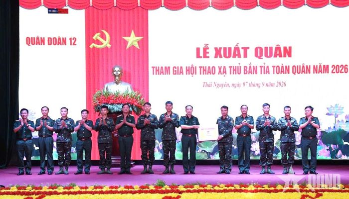  Thiếu tướng Trần Đại Thắng tặng quà Đoàn xạ thủ bắn tỉa Quân đoàn 12.  