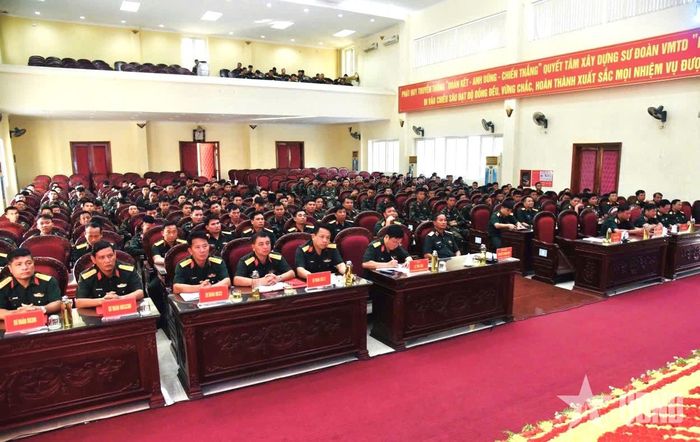 Các đại biểu dự buổi lễ. 