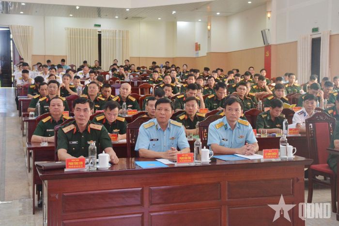 Các đại biểu dự khai mạc. 