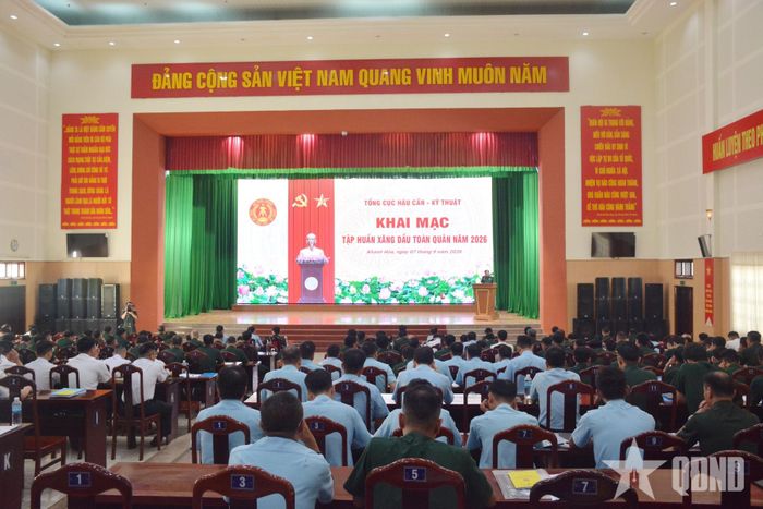  Quang cảnh khai mạc tập huấn xăng dầu. 