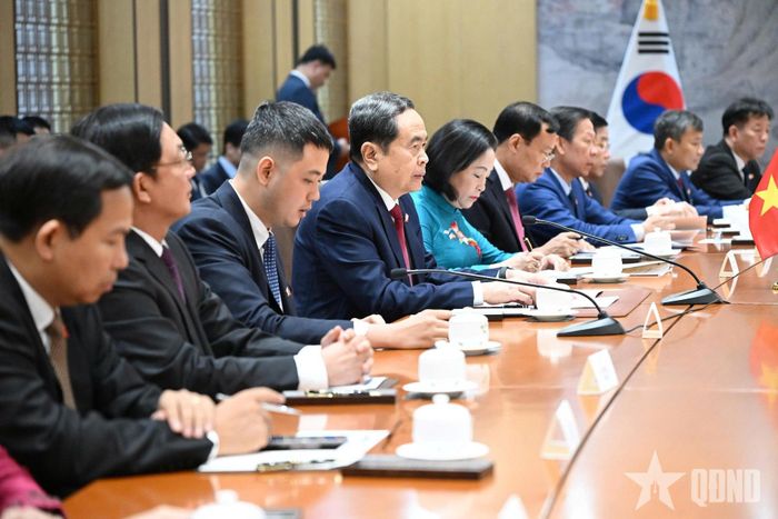 Chủ tịch Quốc hội Trần Thanh Mẫn và các đại biểu phía Việt Nam. 