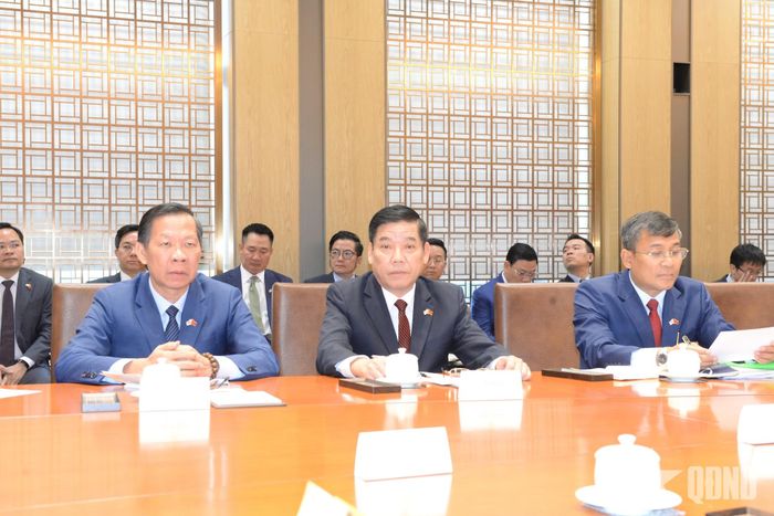 Các đại biểu phía Việt Nam tham dự cuộc hội đàm. 