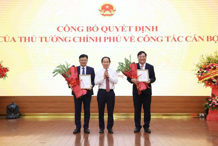  Phó thủ tướng Lê Tiến Châu trao Quyết định bổ nhiệm Phó tổng Thanh tra Chính phủ đối với đồng chí Phạm Thành Ngại và đồng chí Nguyễn Thanh Tuấn. Ảnh: chinhphu.vn 