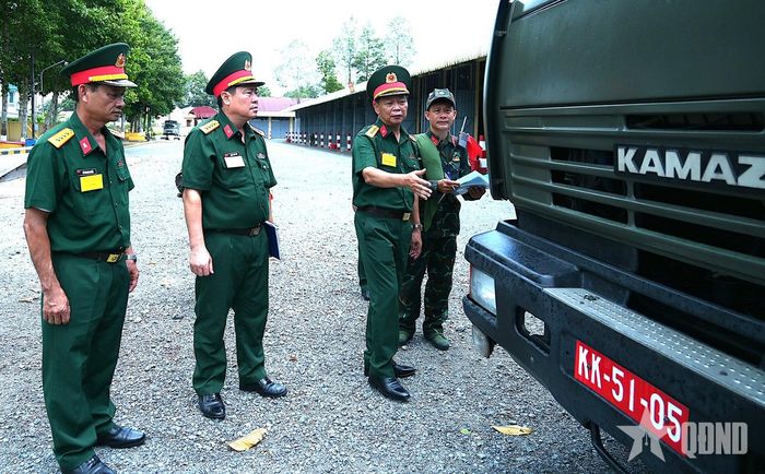 Phúc tra thực hiện nhiệm vụ vận tải cho các xe quân sự.