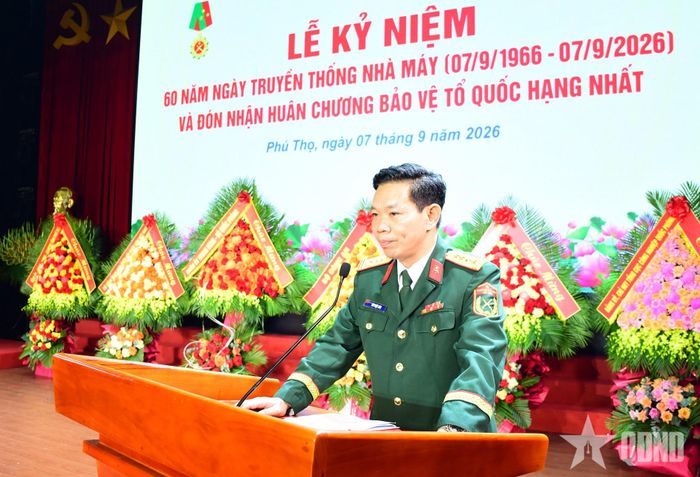 Đại tá Chu Việt Sơn, Chủ tịch Công ty TNHH Một thành viên Hóa chất 21, Giám đốc Nhà máy Z121 trình bày diễn văn kỷ niệm. 
