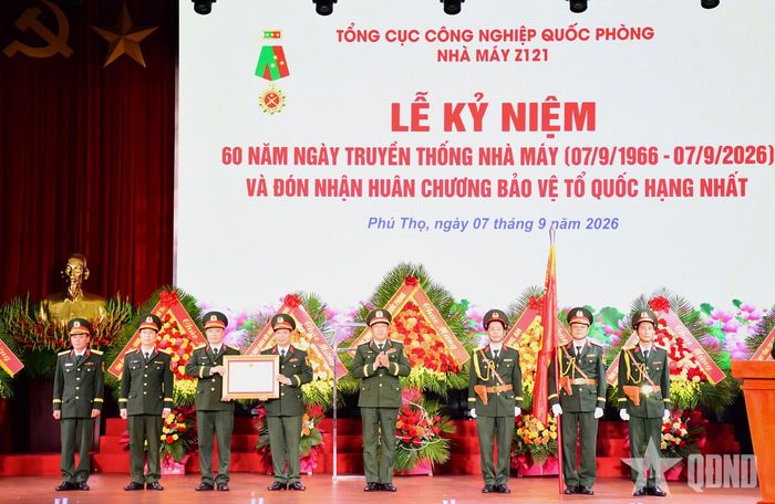  Thừa ủy quyền của Chủ tịch nước, Thượng tướng Phạm Hoài Nam trao Huân chương Bảo vệ Tổ quốc hạng Nhất tặng Nhà máy Z121.  