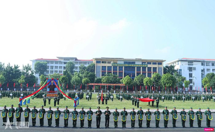 Ban tổ chức hội thao trao cờ lưu niệm tặng các đội thi.