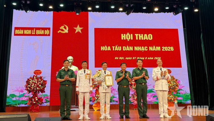 Thủ trưởng Cục Chính trị, Bộ Tổng Tham mưu trao giải tặng các cá nhân, tập thể tham gia hội thao. 