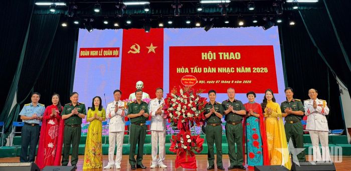  Các đơn vị tặng hoa chúc mừng hội thao.
