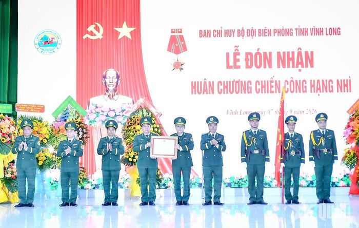 Ban chỉ huy Bộ đội Biên phòng tỉnh Vĩnh Long đón nhận Huân chương Chiến công hạng Nhì.  