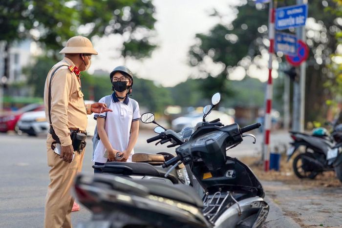  CSGT hướng dẫn quy định về an toàn khi tham gia giao thông cho học sinh.  