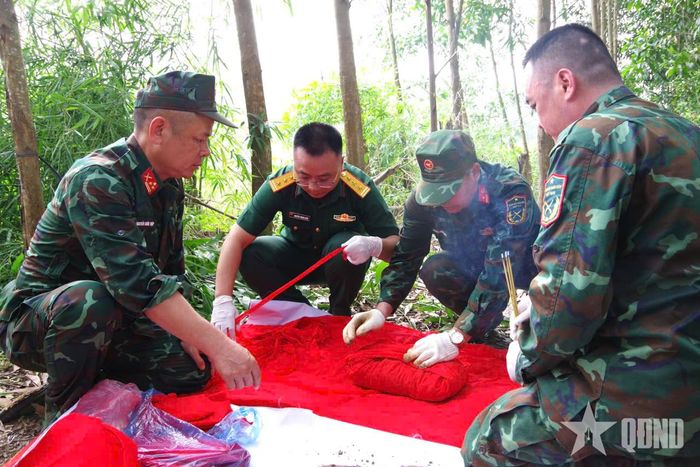 Thượng tá Nguyễn Trung Kiên (thứ hai, từ phải sang) cùng các đồng chí trong Đội tìm kiếm, quy tập HCLS thực hiện các thủ tục theo quy định.