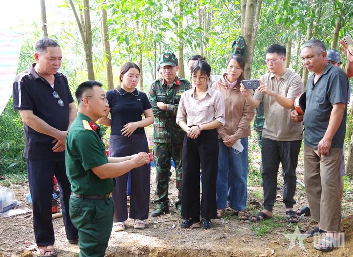 Thượng tá Nguyễn Trung Kiên, Phó chủ nhiệm Chính trị Bộ CHQS tỉnh Tuyên Quang trao đổi với cấp ủy, chính quyền địa phương và nhân dân về kết quả tìm kiếm, cất bốc hài cốt liệt sĩ.