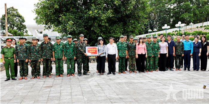 Đoàn đại biểu Quốc hội tỉnh Điện Biên trao quà tặng lực lượng làm nhiệm vụ tại Nghĩa trang Liệt sĩ Tông Khao.