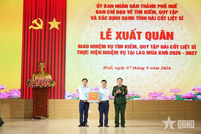 Đại tá Lê Hồng Việt, Chính ủy Bộ CHQS TP Huế tặng quà Đội 192. 