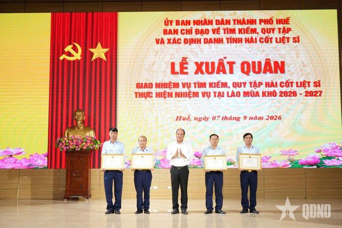  Đồng chí Nguyễn Văn Mạnh trao Bằng khen của UBND TP Huế tặng tập thể và cá nhân có thành tích xuất sắc trong thực hiện "Chiến dịch 500 ngày đêm”. 