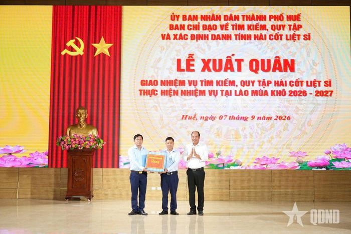 Đồng chí Nguyễn Văn Mạnh tặng quà Đội 192.