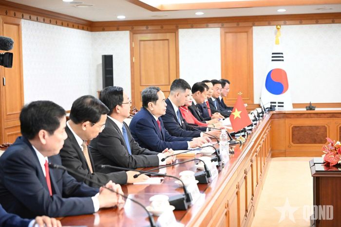 Chủ tịch Quốc hội Trần Thanh Mẫn và các đại biểu phía Việt Nam. 
