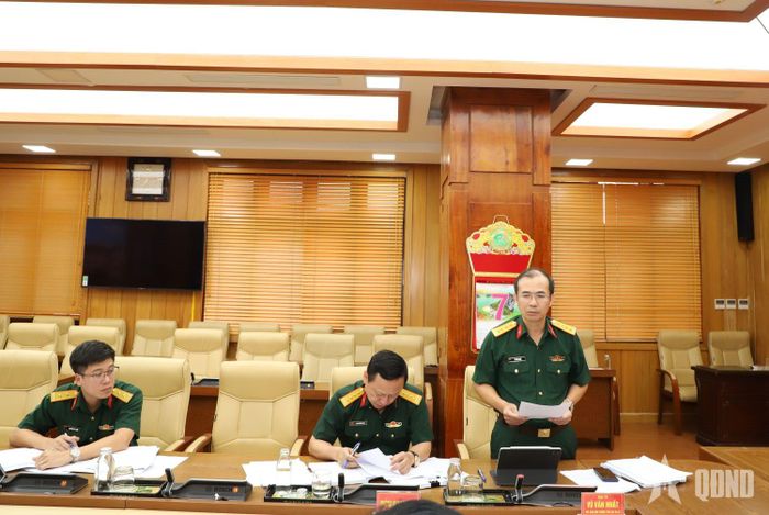  Đại tá Vũ Văn Nhất, Phó tham mưu trưởng Tổng cục Hậu cần - Kỹ thuật phát biểu tại hội nghị.  