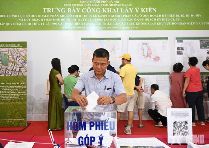 Người dân bỏ phiếu góp ý về điều chỉnh quy hoạch khu vực xung quanh Hồ Gươm.  