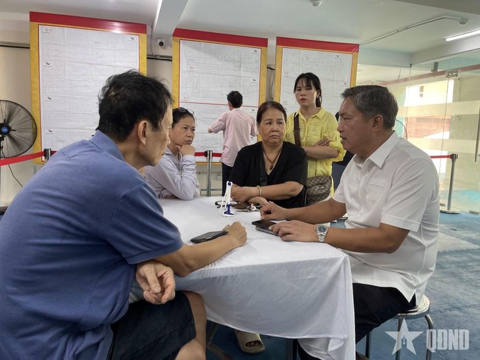  Lãnh đạo phường Hồng Hà (Hà Nội) trao đổi với người dân. 