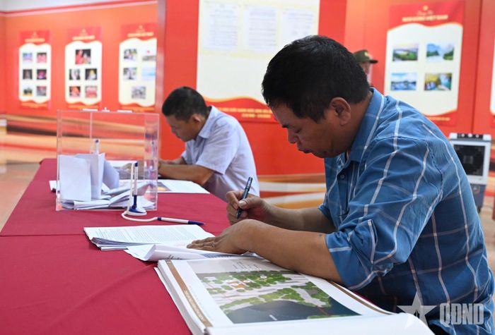 Người dân ý kiến về điều chỉnh quy hoạch khu vực quanh Hồ Gươm. 