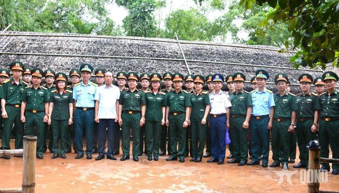 Đoàn chụp ảnh lưu niệm tại quê nội của Chủ tịch Hồ Chí Minh.