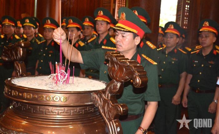  Đại tá Đặng Văn Huấn, Trưởng phòng Báo cáo viên, Cục Tuyên huấn, thay mặt đoàn dâng hương Chủ tịch Hồ Chí Minh.