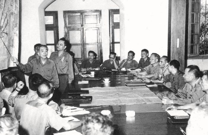 Đại tướng Võ Nguyên Giáp thông báo diễn biến Chiến dịch Hồ Chí Minh cho cán bộ chủ chốt Bộ Tổng Tham mưu (năm 1975). Ảnh tư liệu
