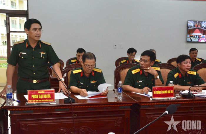 Thiếu tướng Phan Đại Nghĩa, Phó tư lệnh, Tham mưu trưởng Quân khu 5 phát biểu tại hội nghị.