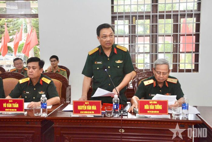  Đại tá Nguyễn Văn Hòa, Chỉ huy trưởng Bộ CHQS tỉnh Đắk Lắk báo cáo với đoàn công tác Quân khu 5 về kết quả công tác chuẩn bị diễn tập. 